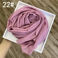 Détail d'un châle en mousseline rose poudré montrant la texture délicate et les coutures - Rose Poudré