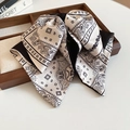 Détail de la pince à cheveux satinée à motif paisley sur un plateau en bois - Pince à Cheveux - Blanc