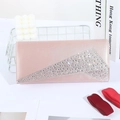Bolso clutch de sobre en satén rosa con brillantes strass y diseño de solapa asimétrica - Satén Rosa / Diamante de Imitación Geométrico / Champán
