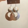 Boucles d'oreilles pendantes double anneaux en métal brossé argenté élégantes - Disque évidé brossé à double anneau argenté (MY36272)