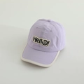 Detailansicht der lila Kinderkappe mit Hello-Lächeln-Patch und cremefarbener Paspel - 50-54cm / Lila