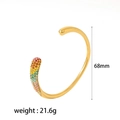 Elegante brazalete abierto de acero de titanio dorado con diamantes de color degradado - Estilo de Circonita con Degradado de Color (TB7059-MX)