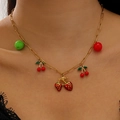 Dettaglio ravvicinato della catena placcata oro 18K con ciondoli smaltati a fragola e ciliegia - Combinazione di Frutta Vivace (10) / Oro