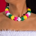 Vue détaillée des pompons colorés et des perles sur un collier de Noël festif - Coloré