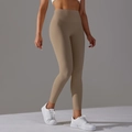 Dettaglio dei leggings da yoga a vita alta senza cuciture kaki con design elastico - XS / colore cacao