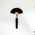 Brocha de maquillaje negra con tubo de oro rosa y cerdas densas en forma de pétalo - Forma de Abanico Grande Negro