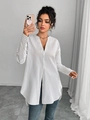 Camicia da donna a maniche lunghe a righe verticali bianche e nere con orlo curvo rifinito - S / Bianco