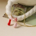 Détail du collier avec pendentif rouge à lèvres émaillé doré et tons roses pour femmes - Style-M