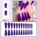 Dettaglio macro di unghie finte lunghe viola opaco a forma di bara con set completo di 24 pezzi - Viola Scuro (CBLM-32)