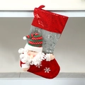 Detail van kerstsok met pluche Kerstman en rode manchetten versierd met pailletten - Klassieke Sok-Kerstman
