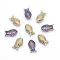 Dettaglio di perline a forma di pesce iridescenti oro e viola per gioielli fai da te - Mezzo Oro Interno Multicolore