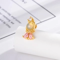 Goudkleurige katvormige oorknop met witte opaal en roze zirkoonstenen op witte achtergrond - Goud Roze (Enkel)