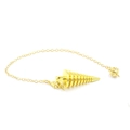 Poliertes Goldpendel mit spiralförmigem Kegelanhänger und feiner Kette auf weißem Grund - Stil 9