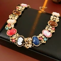 Detalle de una pulsera vintage de oro con camafeos de colores y strass sobre estuche de cuero - Collar Vintage de Cameo con Piedras y Flores / Dorado Multicolor (Collar)