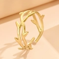 Elegante anello aperto a ramo dorato con dettagli di spine e foglie naturali - Oro