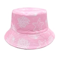Détail d'un bob rose avec des motifs marins blancs d'étoiles de mer, coraux et coquillages - M (56-58cm) / Rose