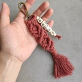 Portachiavi artigianale in cotone intrecciato con perle di legno BE KIND e nappe - Rosso Scuro