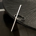Anello aperto geometrico argento minimalista con barra verticale e finitura lucida - Barra Verticale Lunga Minimalista Argento (K 4472)