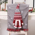 Housse de chaise de Noël avec gnome en lin gris et volant à carreaux rouge et noir - Gnome Femelle / Gris