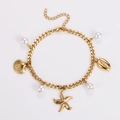 Detalle de colgantes de estrella de mar y concha dorados con perlas en la pulsera - Dorado