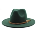Dettaglio di cappello fedora verde scuro con fascia intrecciata e fibbia dorata - Verde Scuro