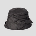 Detalle de un sombrero de sol de ramio negro con lazo elegante y textura de tejido sarga - M (56-58cm) / Negro