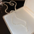 Lunga collana di perle bianche con fibbia di strass su elegante scatola per gioielli - Stile Nappa in Cristallo Perla Con Strass Bianchi / Perla da 6-10 mm