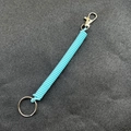 Himmelblauer Spiral-Schlüsselanhänger aus Kunststoff mit Karabiner und Metallring - 25mm Ring / Hellblau