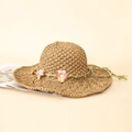 Dettaglio cappello di paglia a tesa larga con fiori di stoffa rosa e vite di foglie verdi - M (56-58cm) / Cachi
