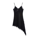 Détail d'une robe nuisette en satin noir avec dentelle élégante et ourlet asymétrique - XS / Noir