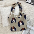Détail d'un sac cabas en peluche beige avec un motif de chien Basset Hound mignon - Motif Chien Camel