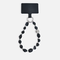 Detailansicht der schwarzen Perlen-Handykette mit St. Benedikt Anhänger und Karte - Kurzer Stil 25cm