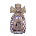 Détail d'une pochette de soirée en cristal de luxe avec nœud strass et gravure VIP - Violet