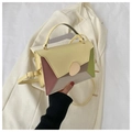 Detalle de bolso en cuero PU de bloques de color con paneles geométricos y hebilla dorada - Amarillo