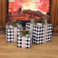 Juego de 3 cajas de regalo de Navidad a cuadros con piñas junto a una chimenea cálida - Cuadros Blancos y Negros (Sin Luz)