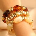 Mehrlagiges Retro-Armband-Set mit Kunstharzperlen getragen auf champagnerfarbenem Satin - Vintage-Armreif-Set aus Harz im Bohème-Stil (H-62)