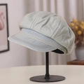 Hellblaue Newsboy-Mütze aus Denim mit Ziernähten auf einem Ständer in Wohnambiente - M (56-58cm) / Hellblau