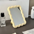 Miroir de table ondulé jaune crème avec support pliable et design minimaliste - Jaune Crème Ondulé