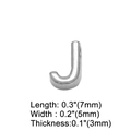 Dettaglio del ciondolo lettera J con misure: 7mm lunghezza, 5mm larghezza, 3mm spessore - Lettera J