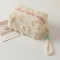 Weiße Plüsch-Kosmetiktasche mit 3D-Blumenmuster, weichem Fleece und pinkem Verschluss - Beige