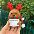 Patata fatta a mano all'uncinetto con corna di renna e sciarpa a righe rosse e verdi - Patata di Natale 2