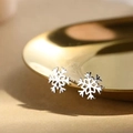Elegant 925 sterling silver snowflake stud earrings displayed on a gold tray - Snowflake / Silver