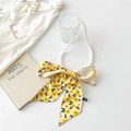 Gros plan du collier foulard en soie à fleurs avec perles et étiquette 100% soie - Fleur de Chimonanthe Jaune