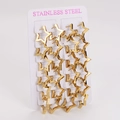 Gros plan de boucles d'oreilles dorées en forme d'étoile en acier inoxydable sur support - 21.5*20.5mm / Doré