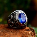Anillo de sello vintage en acero con gema azul y grabados de cabeza de carnero - Talla EE. UU. 7 / Zircón Azul Oscuro