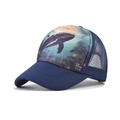 Detail van donkerblauwe truckerpet met walvisprint en ademend mesh aan de kant - Walvis