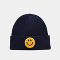Détail du bonnet en tricot bleu marine montrant le patch smiley jaune texturé - Bleu marine