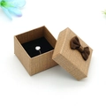 Bruine sieradendoos met strik en zachte zwarte binnenvoering voor diverse ringen - 5*5*3.5CM / Bruin