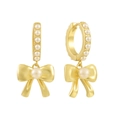 Eleganti orecchini a cerchio dorati con fiocco e perle mostrati su sfondo bianco - Stile L Orecchini con Fiocco e Perla Oro