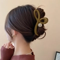 Détail d'une pince à cheveux marron avec perles blanches portée par un mannequin - 6# Pince à griffes-Café foncé-Style perle en arc